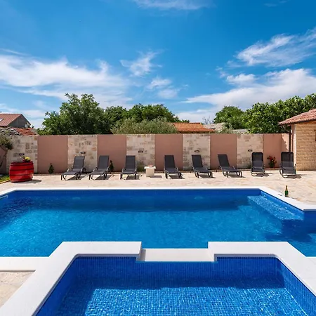 Atraktivna Lana S Dva Bazena Willa