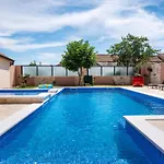 Villa Atraktivna Lana S Dva Bazena Dusic