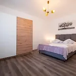 Villa Atraktivna Lana S Dva Bazena *