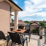 Atraktivna Lana S Dva Bazena Villa