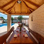 Villa Atraktivna Lana S Dva Bazena