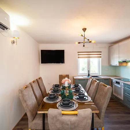 Villa Atraktivna Lana S Dva Bazena