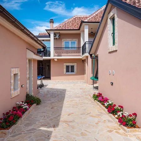 Villa Atraktivna Lana S Dva Bazena