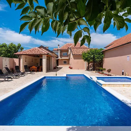 Villa Atraktivna Lana S Dva Bazena *
