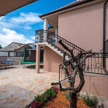 Atraktivna Lana S Dva Bazena Villa