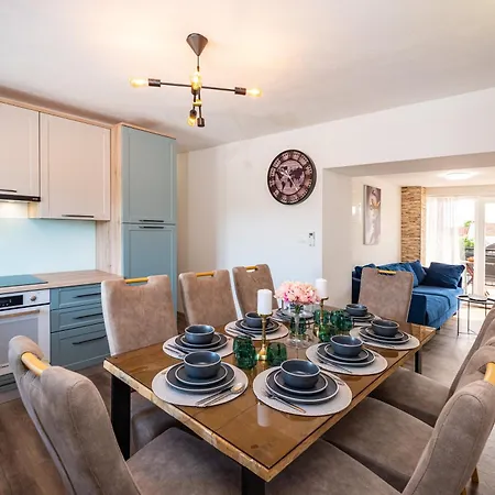 Villa Atraktivna Lana S Dva Bazena *