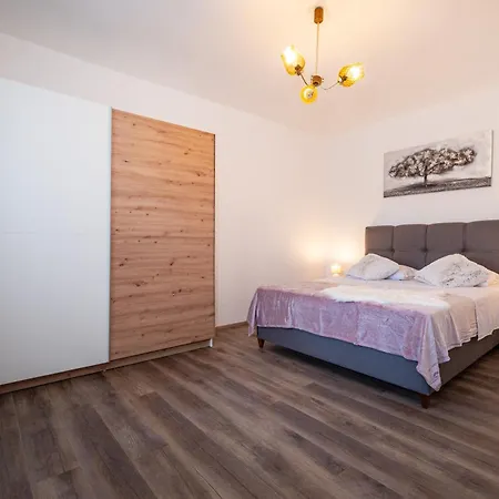 Villa Atraktivna Lana S Dva Bazena *