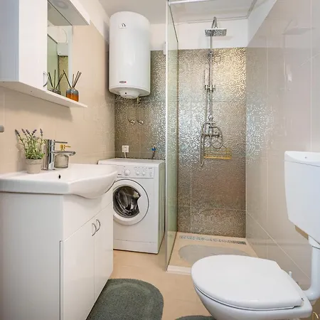 Atraktivna Lana S Dva Bazena Villa *