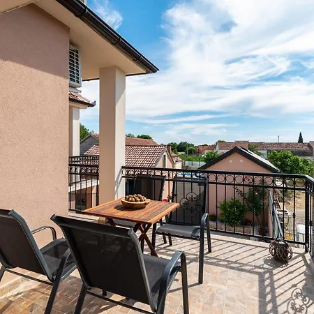 Atraktivna Lana S Dva Bazena Villa