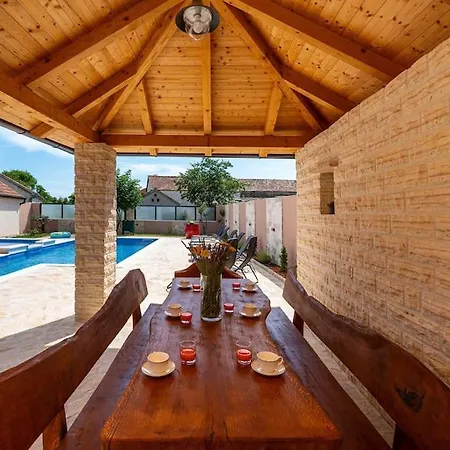 Villa Atraktivna Lana S Dva Bazena