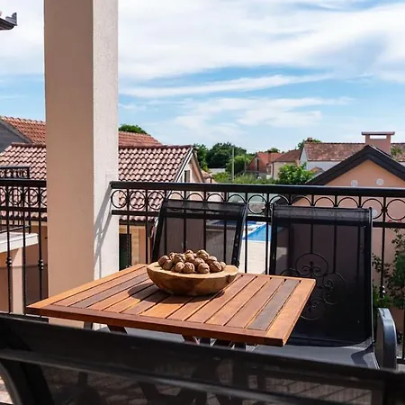 Atraktivna Lana S Dva Bazena Villa *