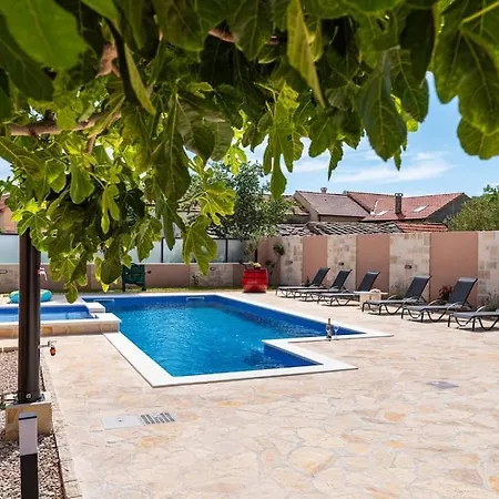 Villa Atraktivna Lana S Dva Bazena Dusic