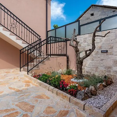 Atraktivna Lana S Dva Bazena Villa Dusic