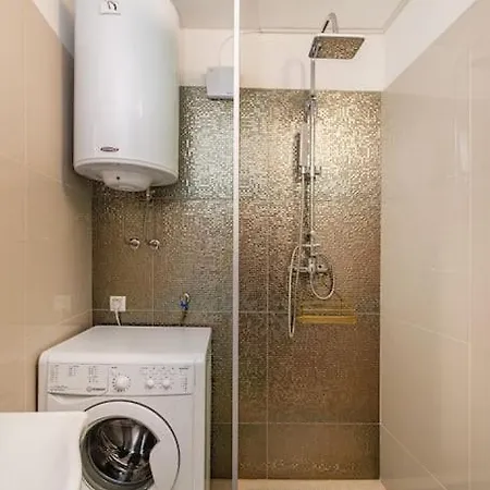 Villa Atraktivna Lana S Dva Bazena Dusic