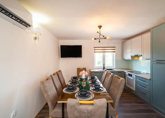 Villa Atraktivna Lana S Dva Bazena
