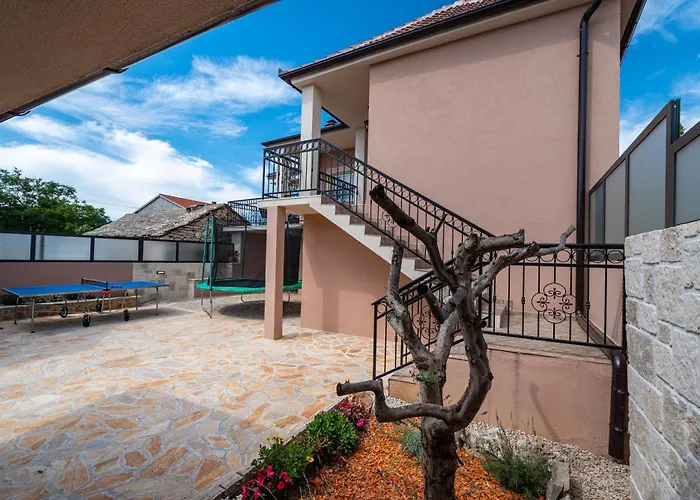 Atraktivna Lana S Dva Bazena Villa