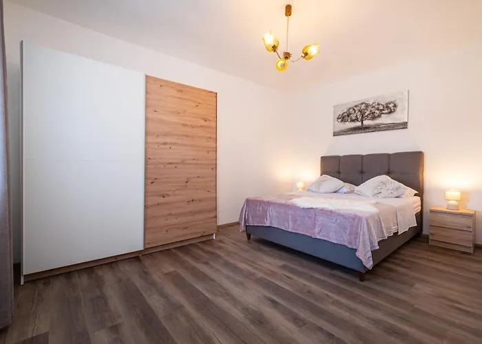 Villa Atraktivna Lana S Dva Bazena *
