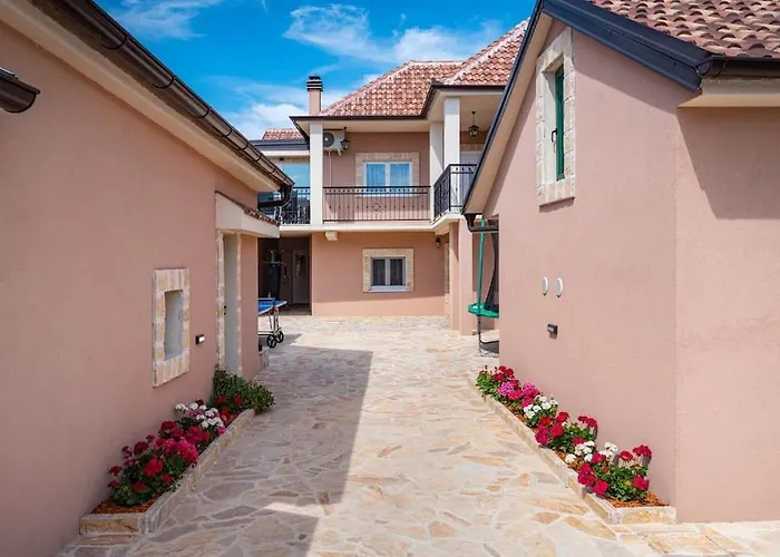 Atraktivna Lana S Dva Bazena Villa *