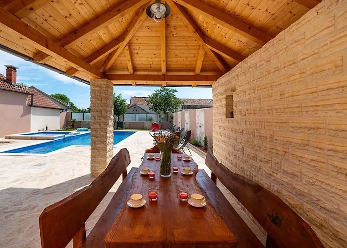 Villa Atraktivna Lana S Dva Bazena