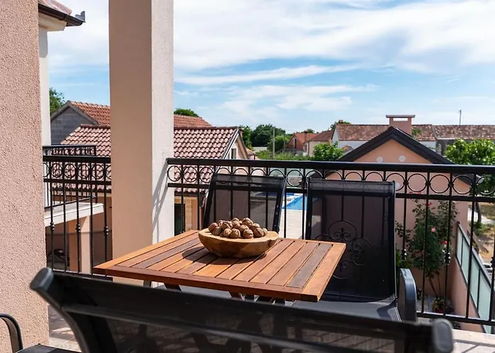 Atraktivna Lana S Dva Bazena Villa *