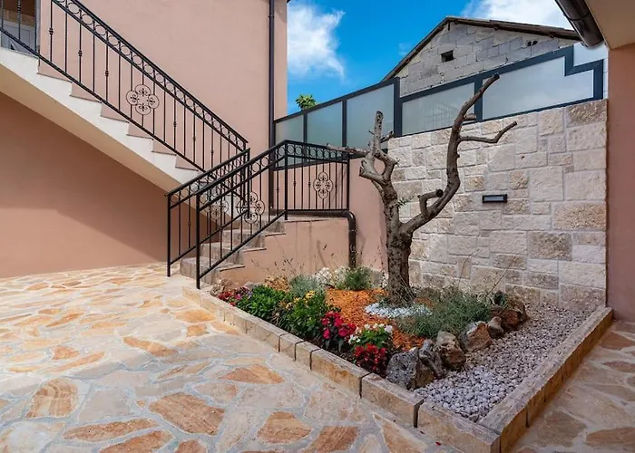 Atraktivna Lana S Dva Bazena Villa Dusic